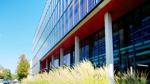 Facettenreich und breit gefächert – das Portfolio der HZD Blick auf den Eingang des HZD-Neubaus aus Froschperspektive