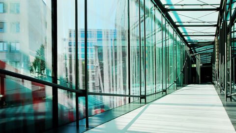 Partner für zukunftsfähige IT-Lösungen – die HZD Blick in den verglasten Übergang zwischen dem Haupthaus und dem Neubau der HZD