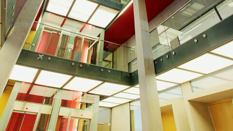 Facettenreiche Informationen – das Medienraum-Angebot der HZD Blick in das Atrium des HZD-Neubaus