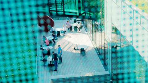 Interessante Perspektiven – die Karriereangebote der HZD Blick von oben auf die Cafeteria-Terrasse der HZD, wo Mitarbeitende ihre Pause verbringen