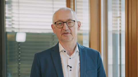 Martin Schallbruch, CEO der govdigital, zur Rolle von IT-Providern wie der HZD bei der Cloudisierung der Verwaltung Porträtfoto von Martin Schallbruch, CEO der govdigital