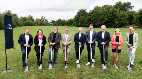 Kick-off für das erste Großrechenzentrum in Osthessen: der offizielle patenstich für die Rhöncloud Neun VIPs aus Politik und Wirtschaft auf der grünen Wiese mit Spaten in der Hand