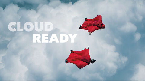 Bestens unterwegs mit großer Flughöhe: die HZD mit ihren unterschiedlichen Cloud-Aktivitäten Zwei Personen in roten Wingsuits, die mit weit ausgebreiteten Armen über einer dichten Wolkendecke fliegen, links daneben die Begriffe Cloud und Ready als weißer Schriftzug