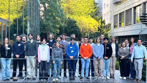 Verstärkung für das operative Team der HZD: der Jahrgang 2025 von dual Studierenden Gruppenfoto der dual Studierenden, die im Oktober 2025 bei der HZD gestartet sind